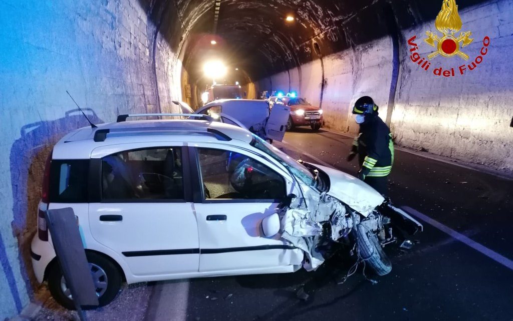 INCIDENTE STRADALE SOTTO LA GALLERIA DI SOLOFRA