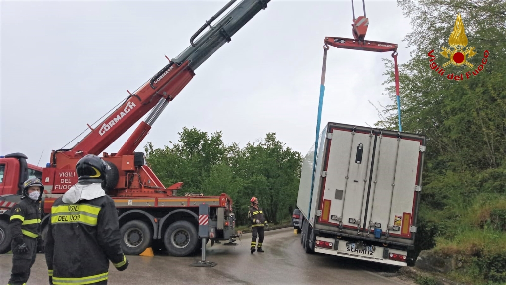 AUTOARTICOLATO IN PANNE: INTERVENGONO I VIGILI DEL FUOCO