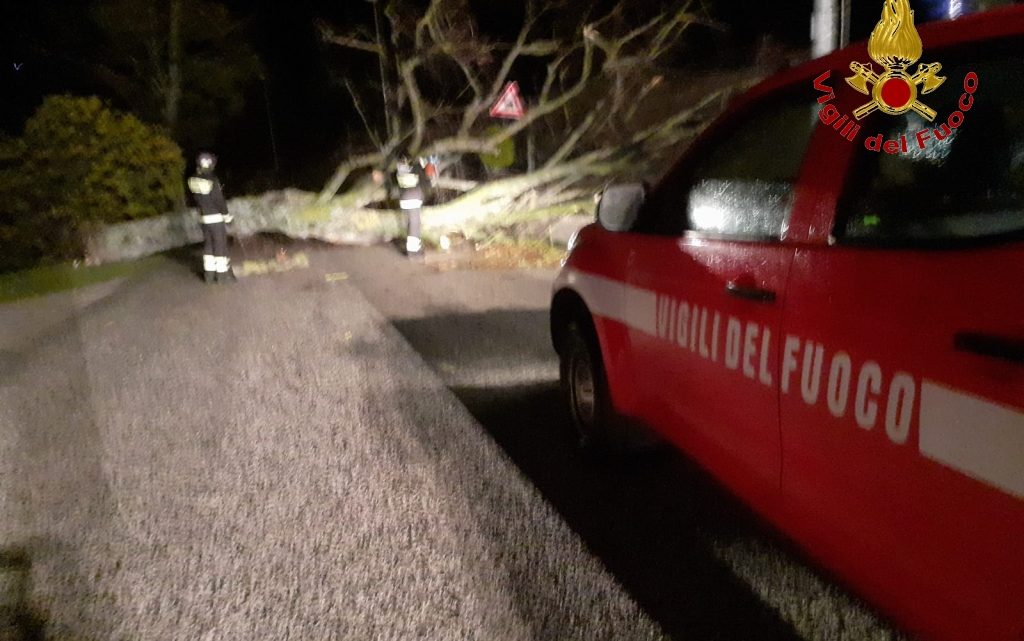 Maltempo in tutta la provincia di Avellino:  super lavoro di caschi rossi