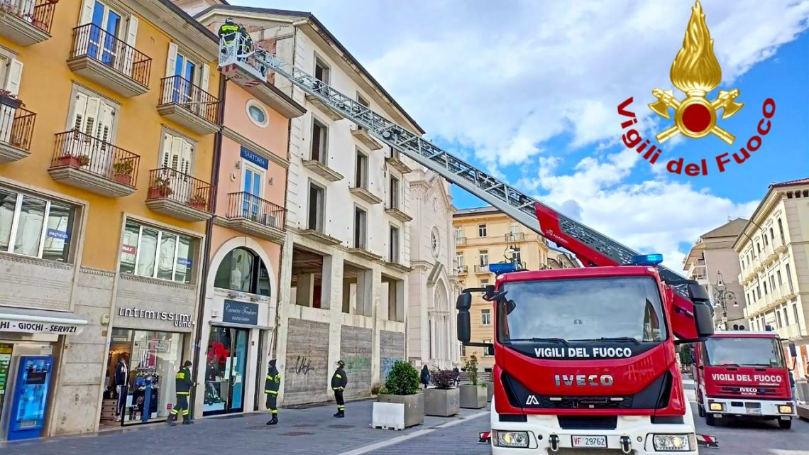 Maltempo, tra vento e neve – il vento mette in ginocchio la città: via molte coperture / VIDEO