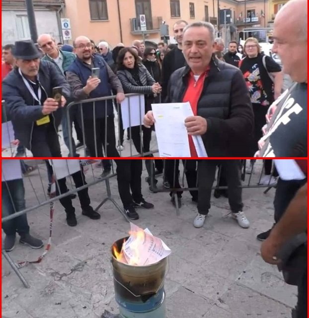 Ariano Irpino, commercianti bruciano le bollette in piazza davanti al Comune