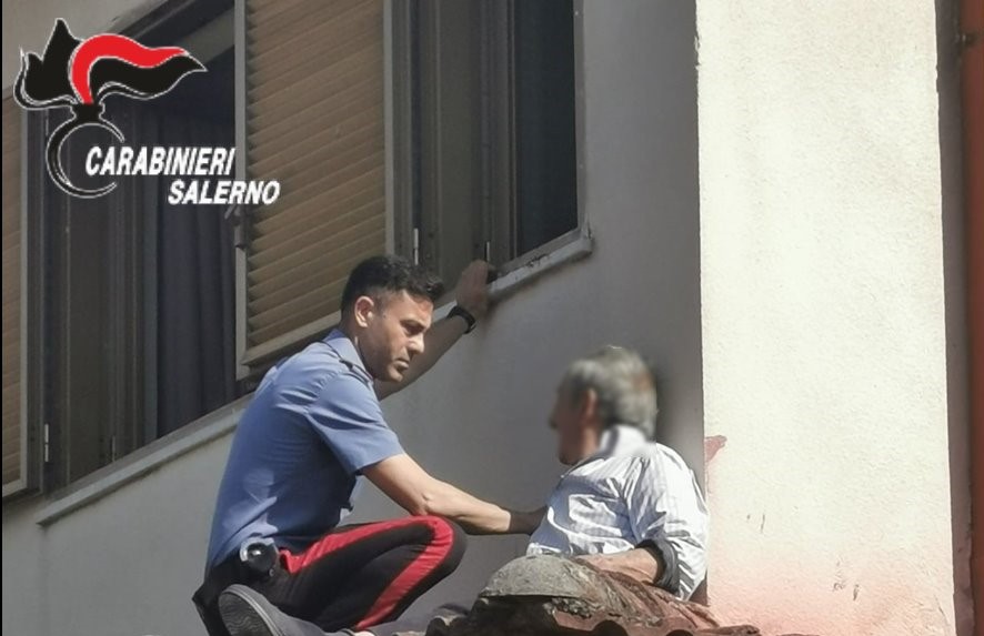 MONTECORVINO ROVELLA (SA): 81ENNE IN GRAVE PERICOLO BLOCCATO SUL CORNICIONE DI CASA, SALVATO DAI CARABINIERI