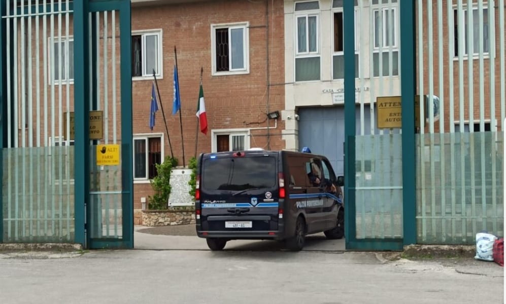 ANCORA RIFLETTORI ACCESI AL CARCERE DI AVELLINO – Ritrovati 7 panetti presumibilmente di hashish,  caricabatterie e tre manganelli di legno ricavato dai tavolini