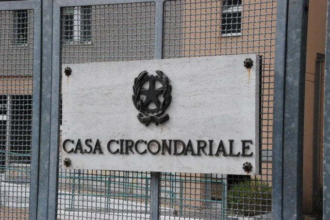 CASA DI RECLUSIONE S. ANGELO DEI LOMBARDI – DETENUTO COLPISCE UN AGENTE: POLIZIOTTO FINISCE IN OSPEDALE