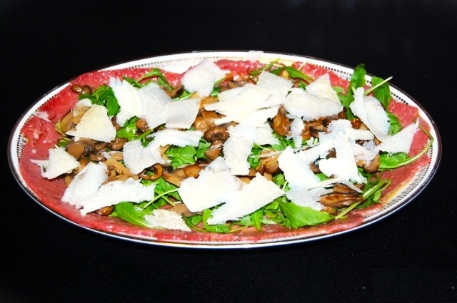 LA RICETTA VELOCE..VELOCE: carpaccio di manzo con rucola e funghi