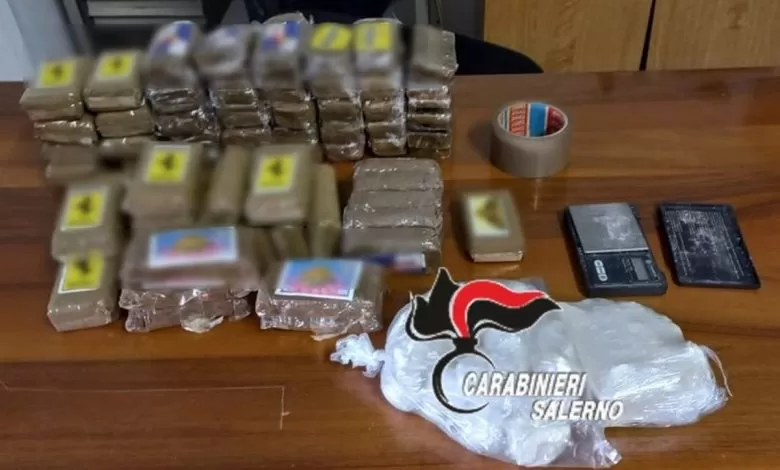 EBOLI –  43enne nordafricano arrestato,                    nascondeva 6,5 kg di hashish e cocaina nel secchio della spazzatura