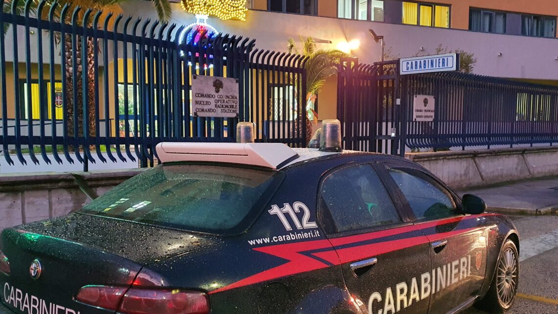 Gli sfilano un prezioso orologio e scappano: Prese e denunciate due donne dai Carabinieri