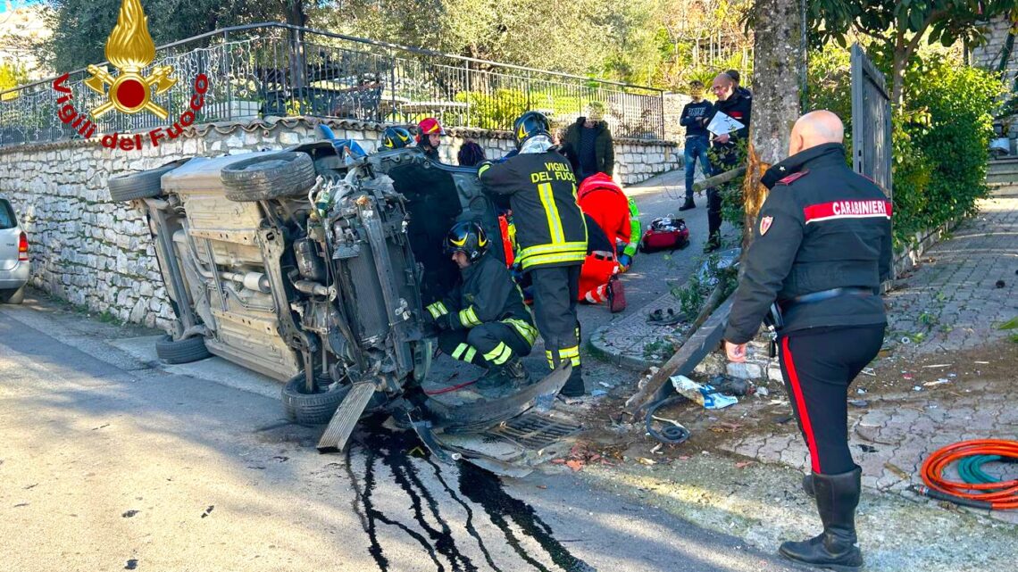 Auto si ribalta. Intervengono Vigili del Fuoco e 118