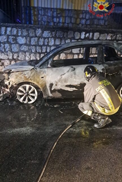 Notte di Natale col fuoco. Brucia un auto ad Avella