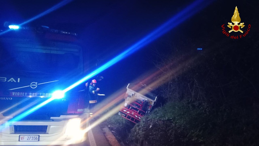 Furgoncino dei rifiuti esce di strada e finisce in una scarpata