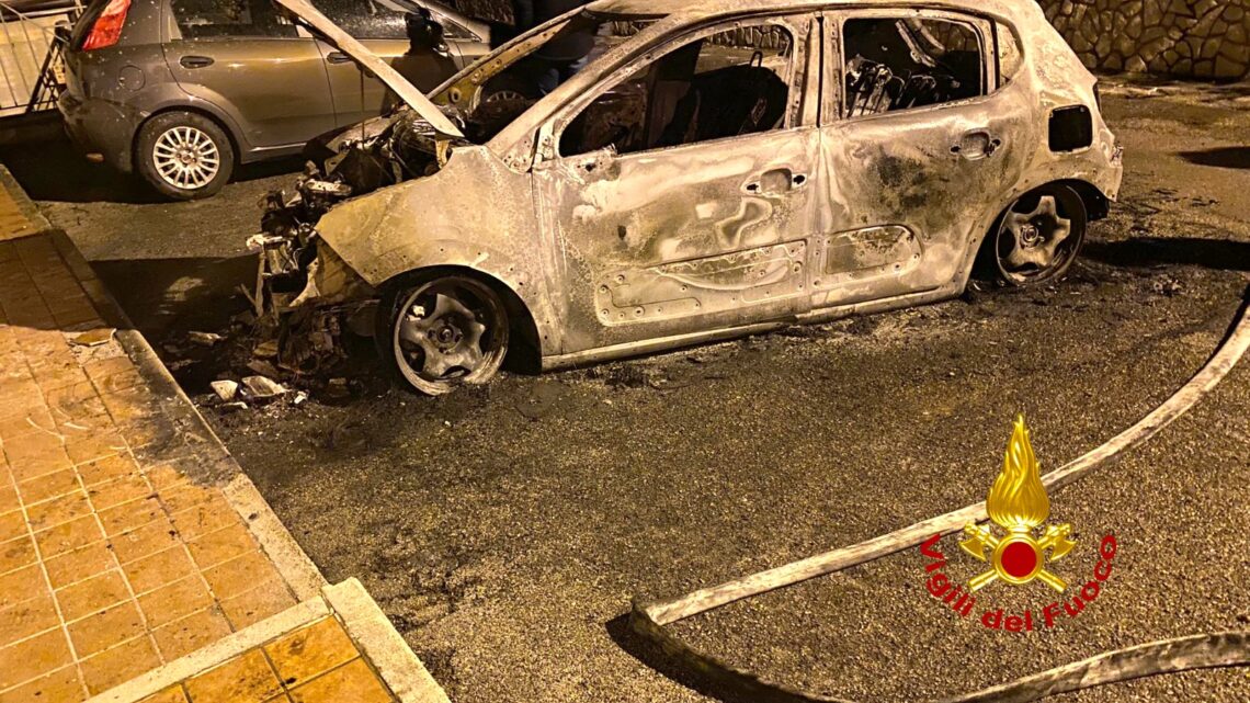 Auto a fuoco nella notte: le fiamme provocano danni anche a due autovetture