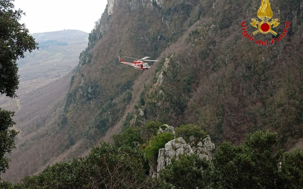 Va a cercare tartufi in montagna con il suo cane, rimane bloccato in montagna: salvato dai Vigili del Fuoco /video