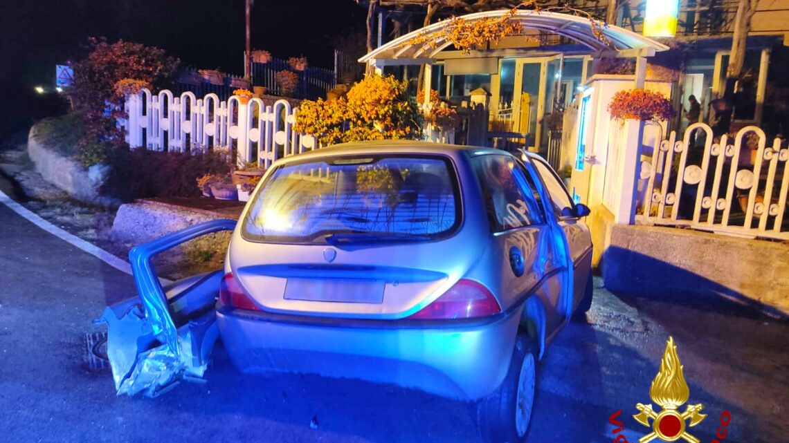 Violento schianto in auto contro un muro: ragazzo resta ferito