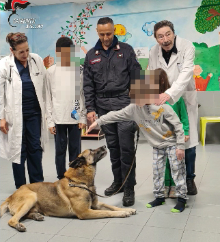 Ariano Irpino (AV): Carabinieri e unità cinofile dell’Arma in visita ai piccoli pazienti del reparto pediatrico dell’ospedale S. Ottone Frangipane