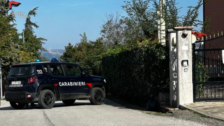 Frigento (AV) – Rifiuta di sottoporsi a misura di sicurezza terapeutica e si barrica in casa: neutralizzato dai Carabinieri