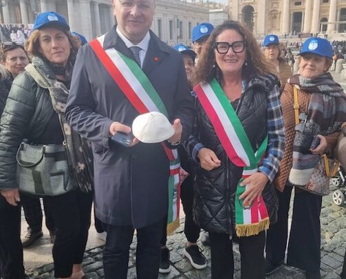 IL SANTO PADRE REGALA AL SINDACO MORRA E ALLA SORELLA TIZIANA IL SUO ZUCCHETTO PAPALE